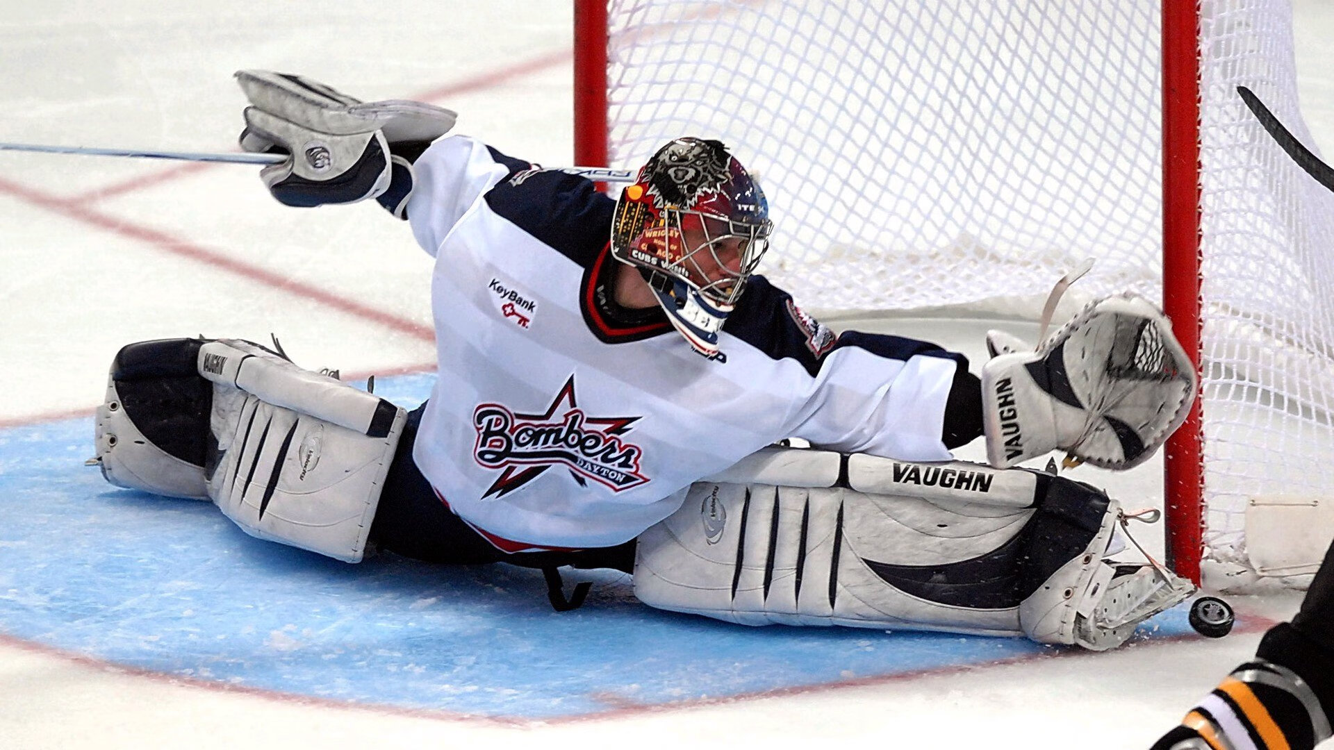 球队在关键比赛中凭借防守反击实现逆转,防守球员被进攻队员超越时,应该采用 步伐来追赶